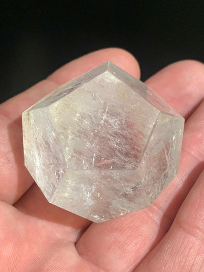Dodécaèdre en cristal de roche, un des 5 Solides de Platon - 43 mm/ 77 gr. - Qualité A à AAA