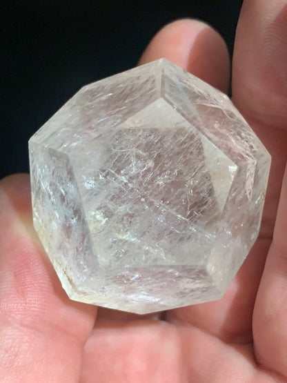 Dodécaèdre en cristal de roche, un des 5 Solides de Platon - 43 mm/ 77 gr. - Qualité A à AAA
