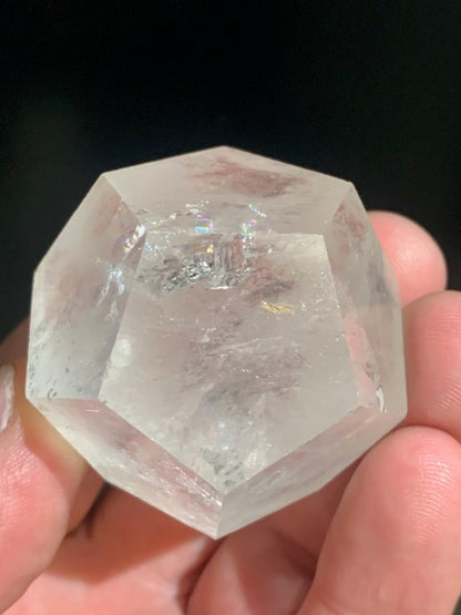 Dodécaèdre en cristal de roche, un des 5 Solides de Platon - 48 mm/ 105,7 gr. - Qualité A à AAA