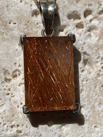 Cristal de roche/ quartz à rutiles dorés de 36mm x18 x10 - 10,3 gr., Parfait en bijouterie, collection ,exposition...