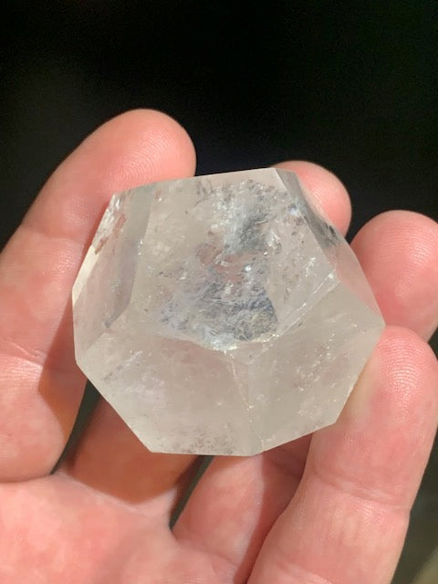 Dodécaèdre en cristal de roche, un des 5 Solides de Platon - 48 mm/ 105,7 gr. - Qualité A à AAA