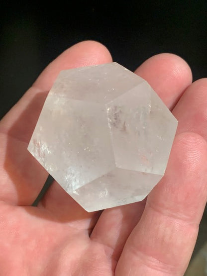 Dodécaèdre en cristal de roche, un des 5 Solides de Platon - 48 mm/ 105,7 gr. - Qualité A à AAA