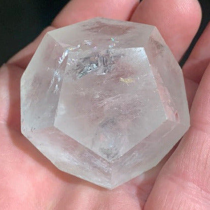 Dodécaèdre en cristal de roche, un des 5 Solides de Platon - 48 mm/ 105,7 gr. - Qualité A à AAA