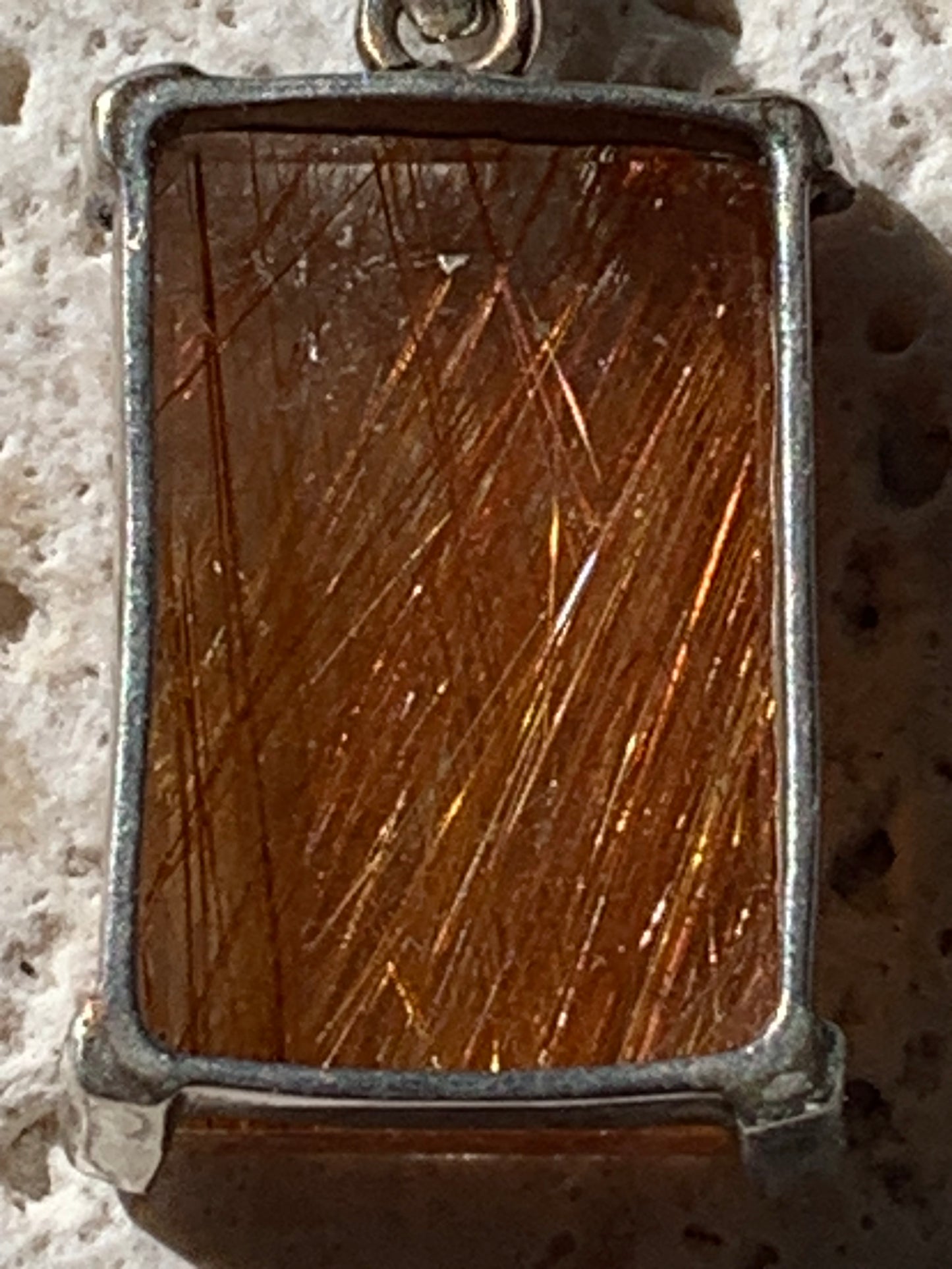 Cristal de roche/ quartz à rutiles dorés de 36mm x18 x10 - 10,3 gr., Parfait en bijouterie, collection ,exposition...