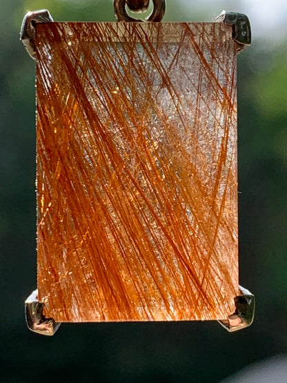 Cristal de roche/ quartz à rutiles dorés de 36mm x18 x10 - 10,3 gr., Parfait en bijouterie, collection ,exposition...