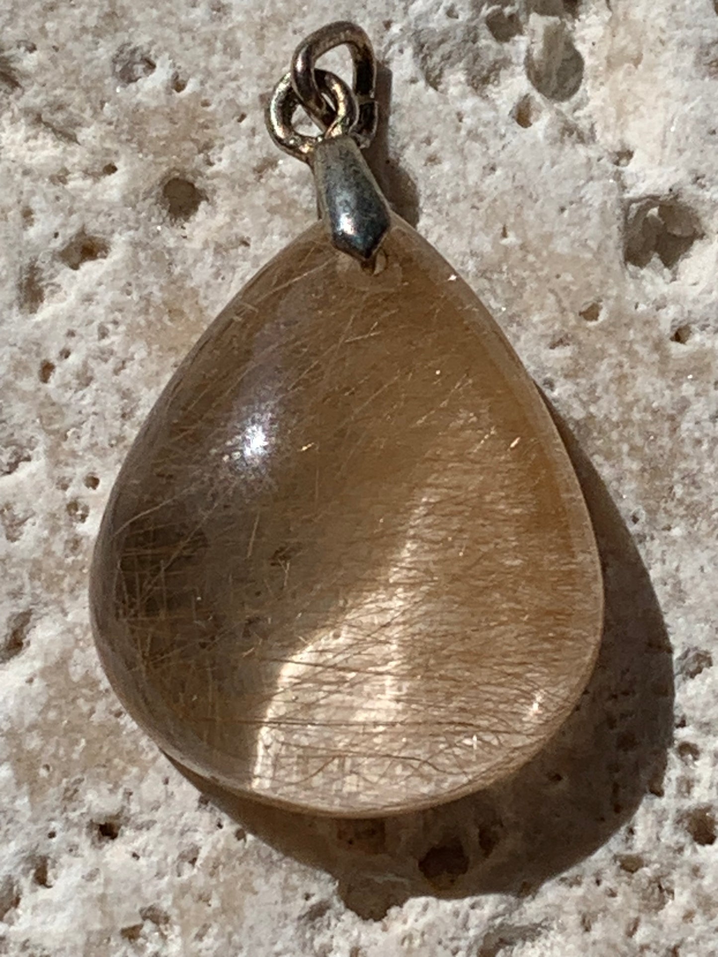 Cristal de roche/ quartz à rutiles dorés de 25mm x15 x7 - 3,9 gr., Parfait en bijouterie, collection ,exposition...