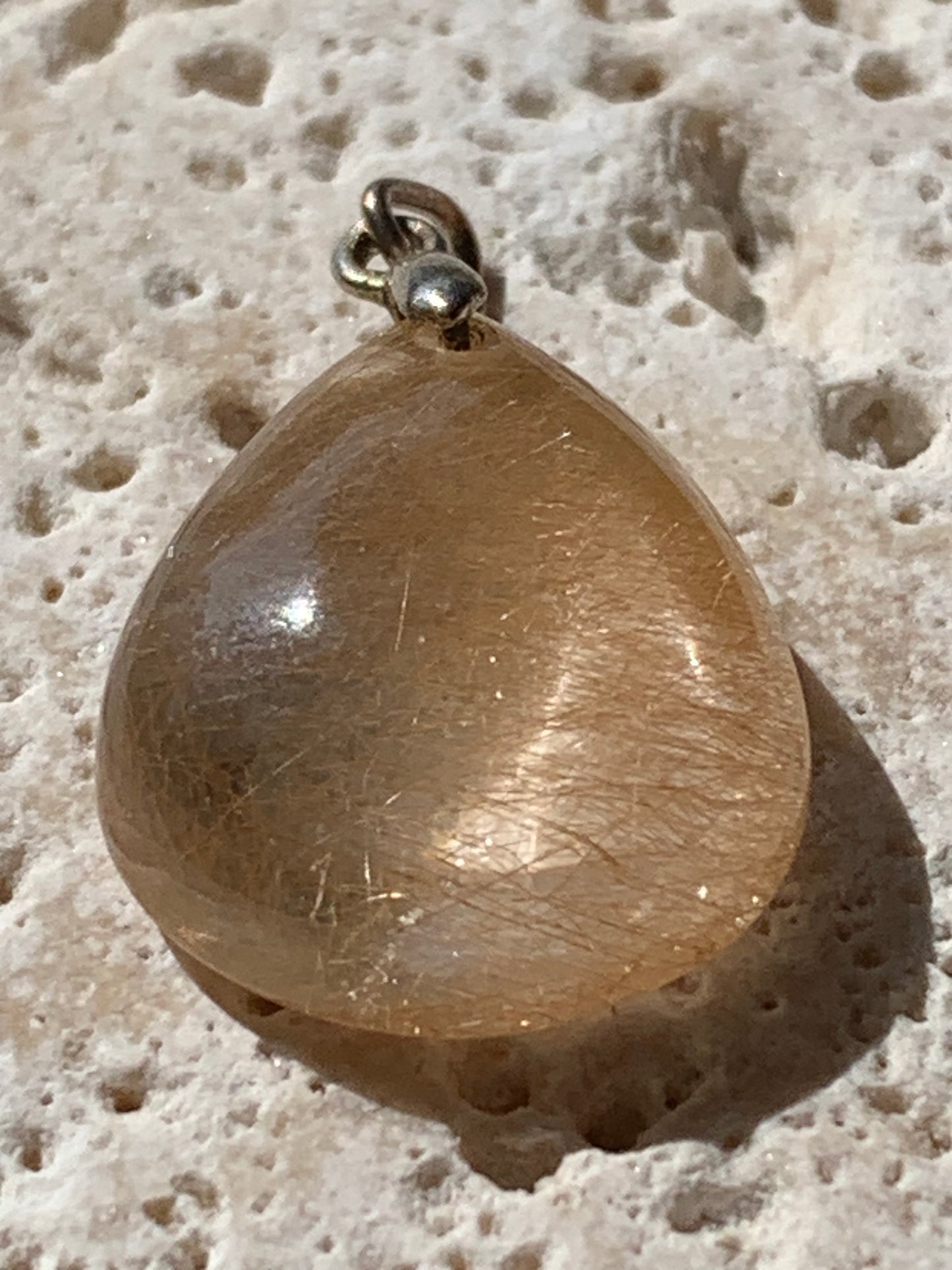 Cristal de roche/ quartz à rutiles dorés de 25mm x15 x7 - 3,9 gr., Parfait en bijouterie, collection ,exposition...