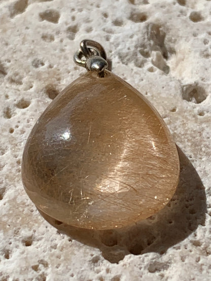 Cristal de roche/ quartz à rutiles dorés de 25mm x15 x7 - 3,9 gr., Parfait en bijouterie, collection ,exposition...