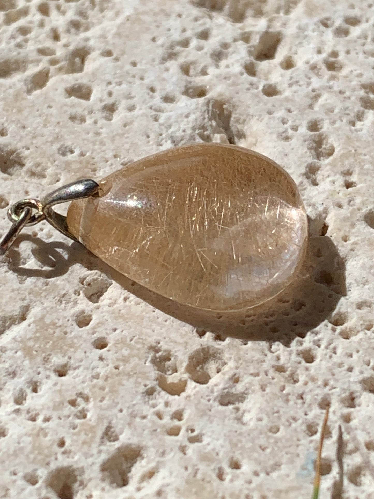 Cristal de roche/ quartz à rutiles dorés de 25mm x15 x7 - 3,9 gr., Parfait en bijouterie, collection ,exposition...