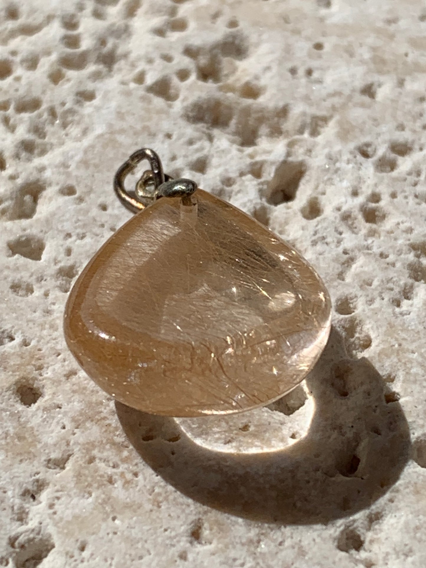 Cristal de roche/ quartz à rutiles dorés de 25mm x15 x7 - 3,9 gr., Parfait en bijouterie, collection ,exposition...