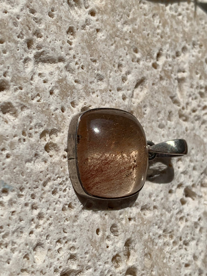 Cristal de roche/ quartz à rutiles dorés de 30mm x20 x8 - 5,7 gr., parfait en bijouterie, collection ,exposition...