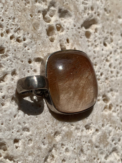 Cristal de roche/ quartz à rutiles dorés de 30mm x20 x8 - 5,7 gr., parfait en bijouterie, collection ,exposition...