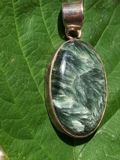 Séraphinite ! Pendentif en Argent 925 de 38mm de hauteur x 17 x 7. Vendu avec cordon réglable de couleur noire !