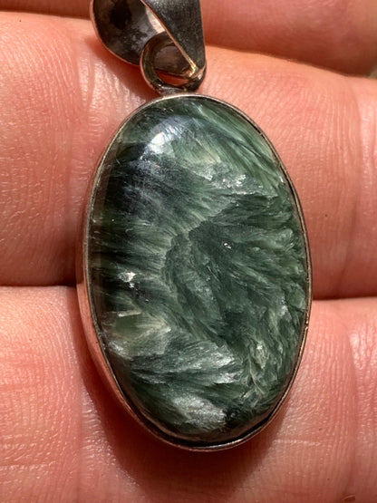 Séraphinite ! Pendentif en Argent 925 de 38mm de hauteur x 17 x 7. Vendu avec cordon réglable de couleur noire !