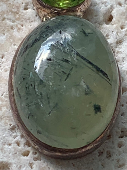 Prehnite avec Péridot, pendentif sertis Argent unique, de 42mm x17 x10. Parfait en collection, bijouterie, exposition...