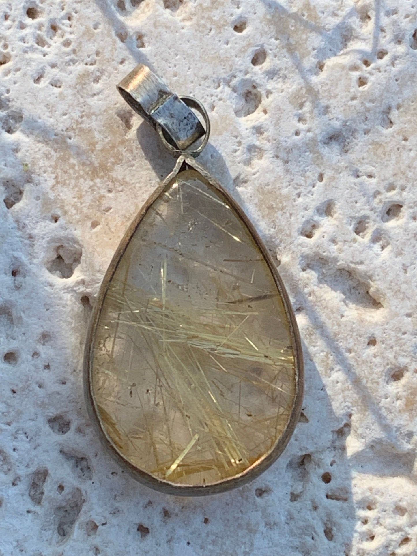 Cristal de roche/ quartz à rutiles dorés de 35mm x17 x6 - 4,8 gr., parfait en bijouterie, collection ,exposition...