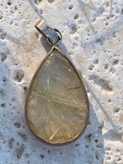 Cristal de roche/ quartz à rutiles dorés de 35mm x17 x6 - 4,8 gr., parfait en bijouterie, collection ,exposition...