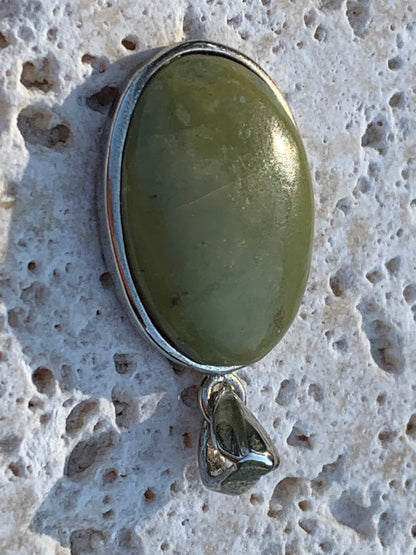 Serpentine ! Pendentif en Argent, 35mm de hauteur x 20 x 6. Vendu avec cordon réglable de couleur noire !