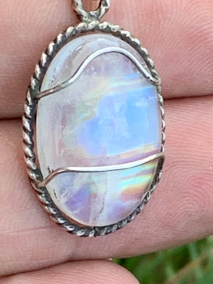 Labradorite blanche ou Péristérite dit aussi Pierre de lune. Pendentif sertis Argent de 33mm x 17 x 7. Qualité AA à AAA, vendu avec cordon réglable de couleur noire !