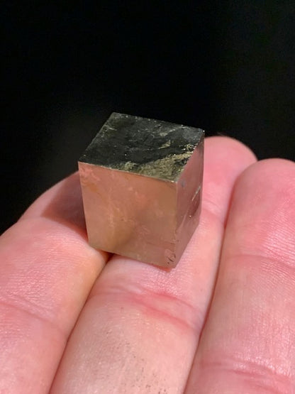 Pyrite, petit cristal naturel de 19 x 17 x 15 millimètres environ - 21,9 grammes