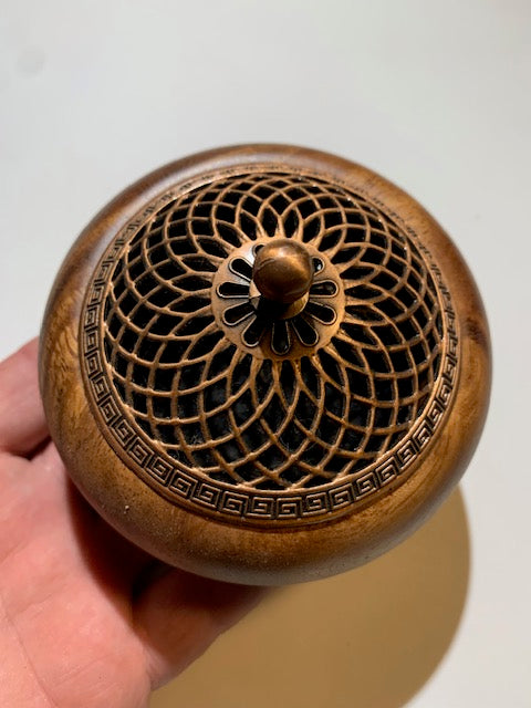 Brûleur d'aromathérapie, porte-encens en bois avec couvercle en métal rétro – Idéal pour cônes, grains, herbes – 10,2 x 7,5 cm - 0,133 Kg