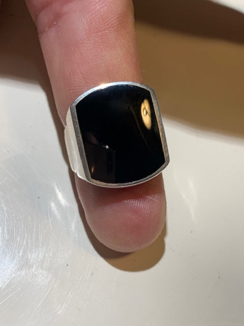 Bague/ chevalière avec cabochon d'Onyx en Argent 0.925. - Taille 61 Fr.