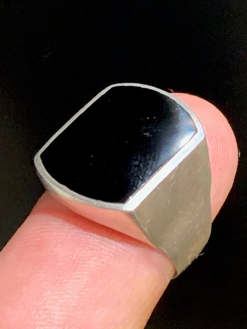 Bague/ chevalière avec cabochon d'Onyx en Argent 0.925. - Taille 61 Fr.