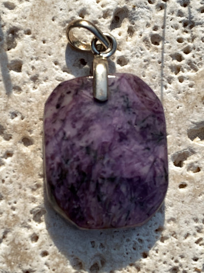 Charoïte, pendentif en cabochon percé de 35mm x 20x 7. Vendu avec cordon noir réglable !