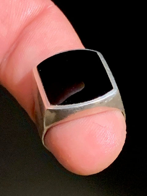 Bague/ chevalière avec cabochon d'Onyx en Argent 0.925. - Taille 61 Fr.