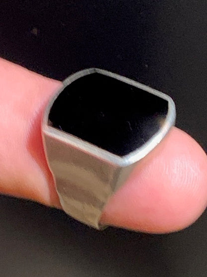 Bague/ chevalière avec cabochon d'Onyx en Argent 0.925. - Taille 61 Fr.