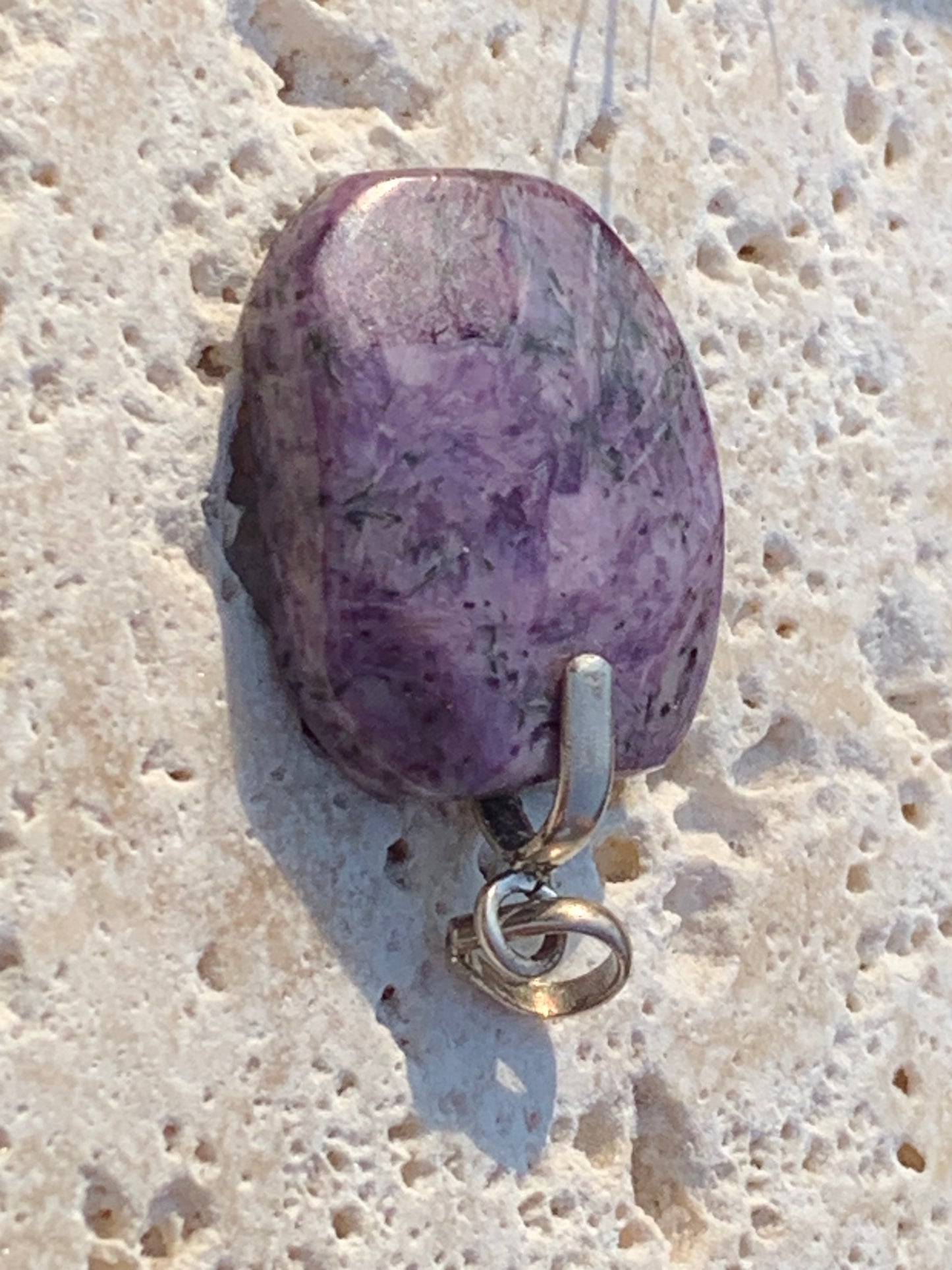 Charoïte, pendentif en cabochon percé de 35mm x 20x 7. Vendu avec cordon noir réglable !