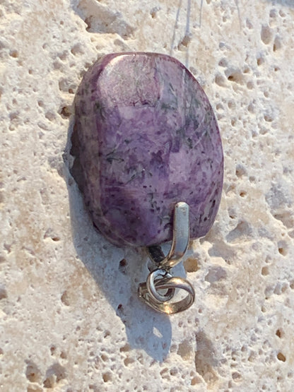 Charoïte, pendentif en cabochon percé de 35mm x 20x 7. Vendu avec cordon noir réglable !