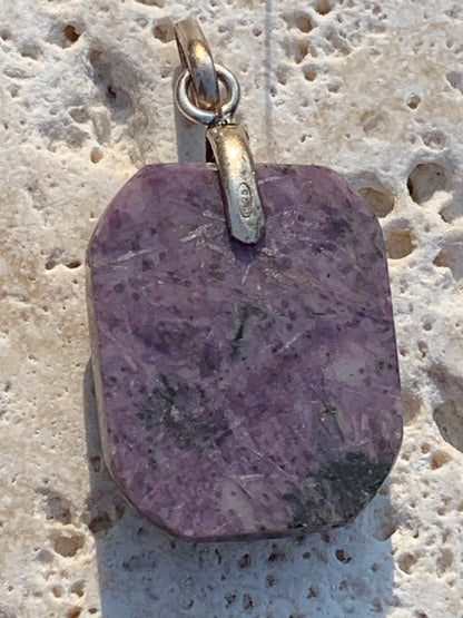 Charoïte, pendentif en cabochon percé de 35mm x 20x 7. Vendu avec cordon noir réglable !