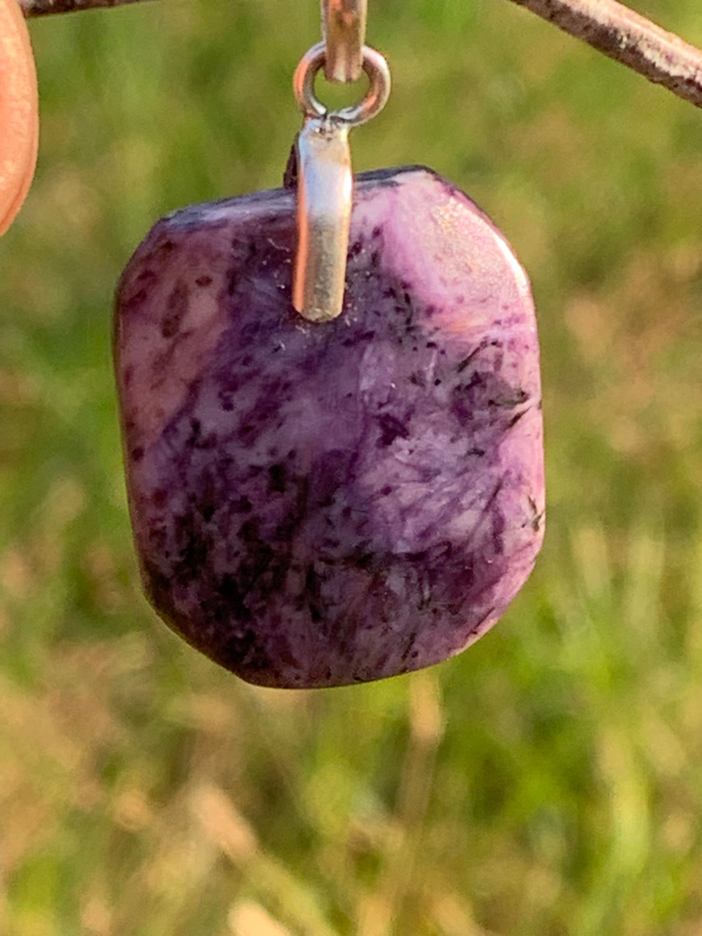 Charoïte, pendentif en cabochon percé de 35mm x 20x 7. Vendu avec cordon noir réglable !