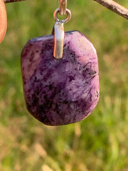 Charoïte, pendentif en cabochon percé de 35mm x 20x 7. Vendu avec cordon noir réglable !