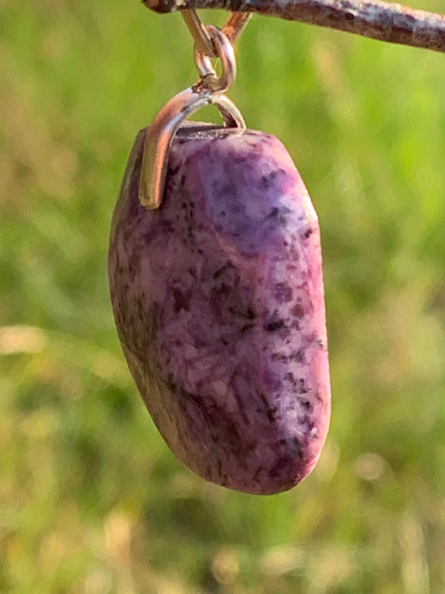 Charoïte, pendentif en cabochon percé de 35mm x 20x 7. Vendu avec cordon noir réglable !