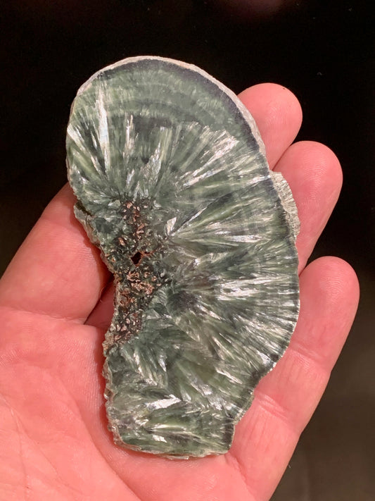 Séraphinite, spécimen avec 1 face polie/ 1 face brute - 100 mm de hauteur x 53 x 5 - 46,7 gr.