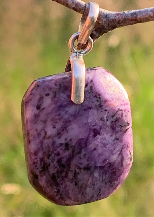 Charoïte, pendentif en cabochon percé de 35mm x 20x 7. Vendu avec cordon noir réglable !