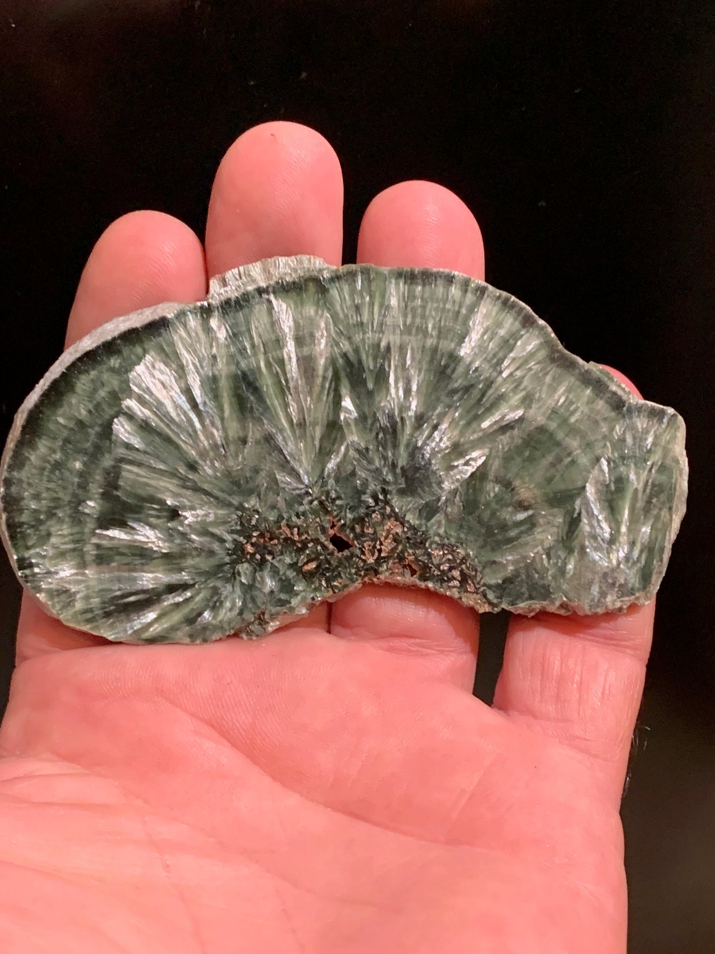 Séraphinite, spécimen avec 1 face polie/ 1 face brute - 100 mm de hauteur x 53 x 5 - 46,7 gr.