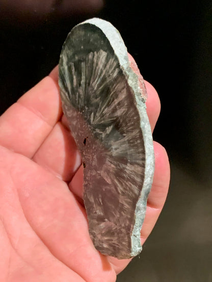 Séraphinite, spécimen avec 1 face polie/ 1 face brute - 100 mm de hauteur x 53 x 5 - 46,7 gr.