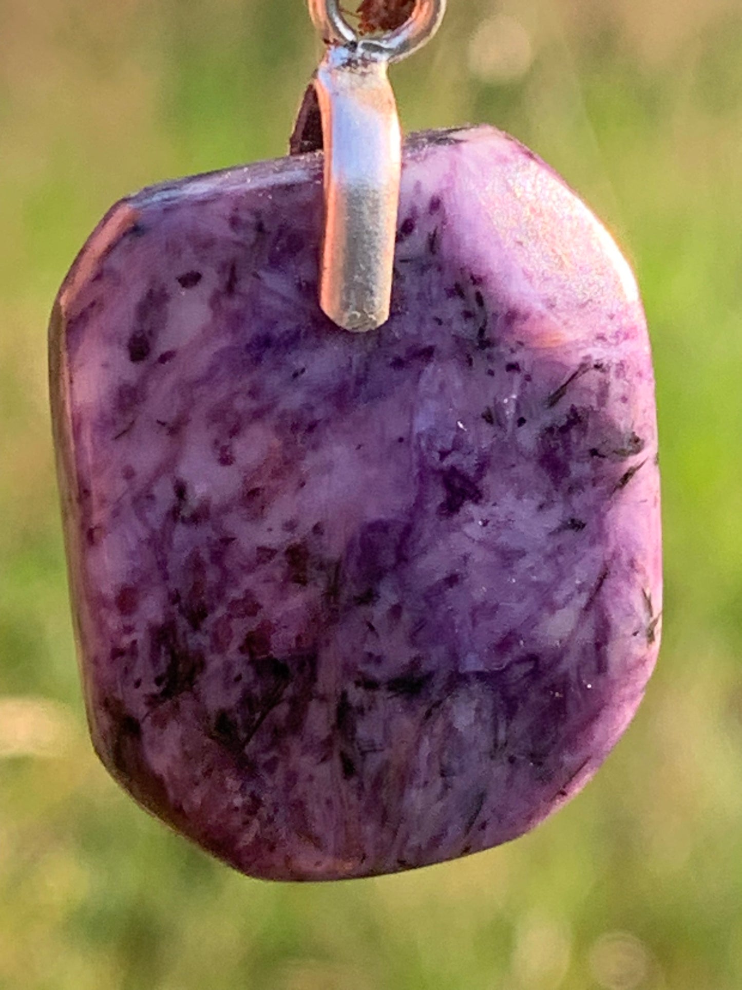 Charoïte, pendentif en cabochon percé de 35mm x 20x 7. Vendu avec cordon noir réglable !