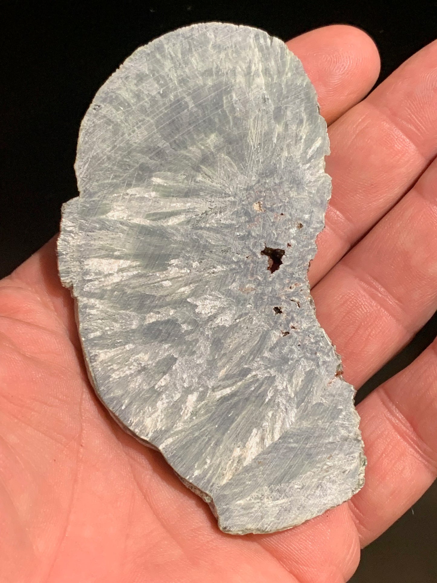Séraphinite, spécimen avec 1 face polie/ 1 face brute - 100 mm de hauteur x 53 x 5 - 46,7 gr.