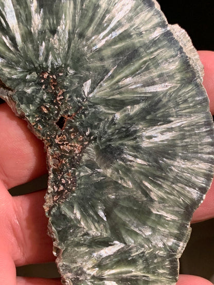 Séraphinite, spécimen avec 1 face polie/ 1 face brute - 100 mm de hauteur x 53 x 5 - 46,7 gr.