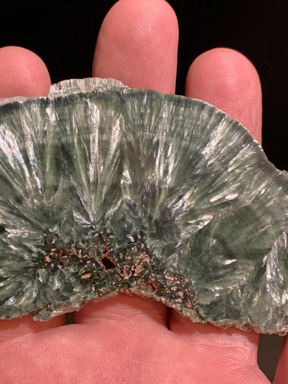 Séraphinite, spécimen avec 1 face polie/ 1 face brute - 100 mm de hauteur x 53 x 5 - 46,7 gr.