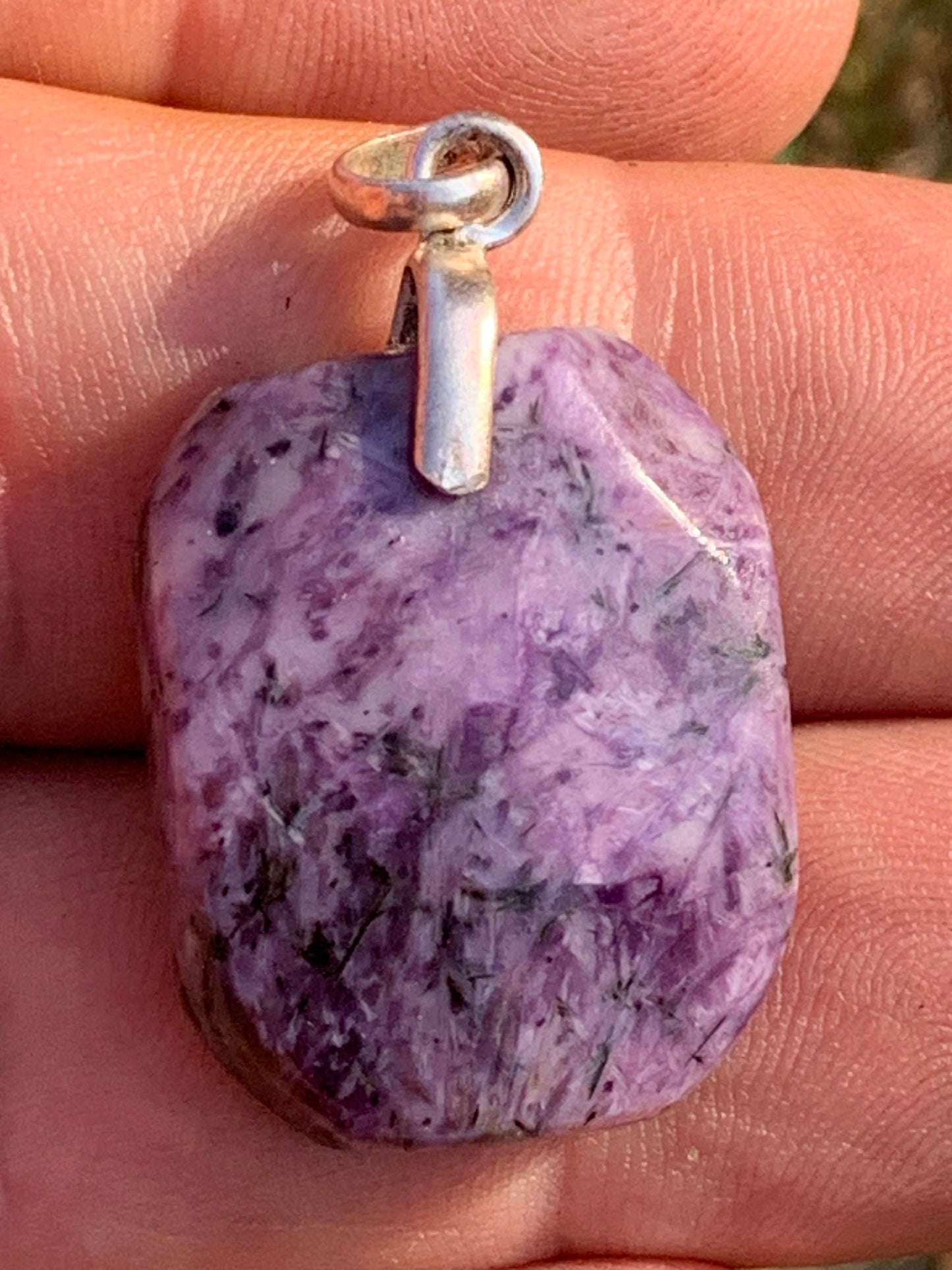 Charoïte, pendentif en cabochon percé de 35mm x 20x 7. Vendu avec cordon noir réglable !