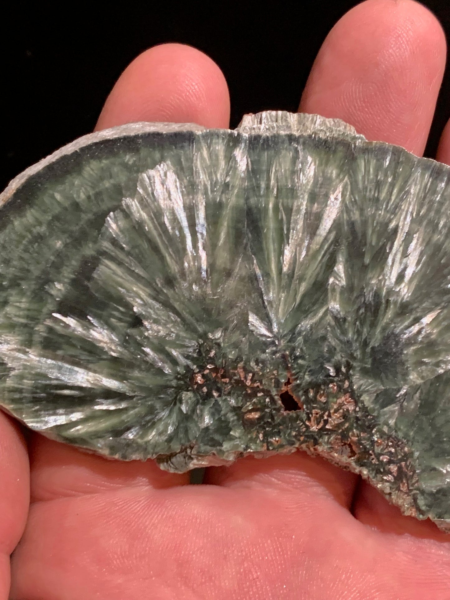 Séraphinite, spécimen avec 1 face polie/ 1 face brute - 100 mm de hauteur x 53 x 5 - 46,7 gr.