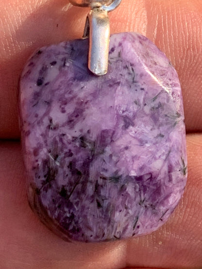 Charoïte, pendentif en cabochon percé de 35mm x 20x 7. Vendu avec cordon noir réglable !