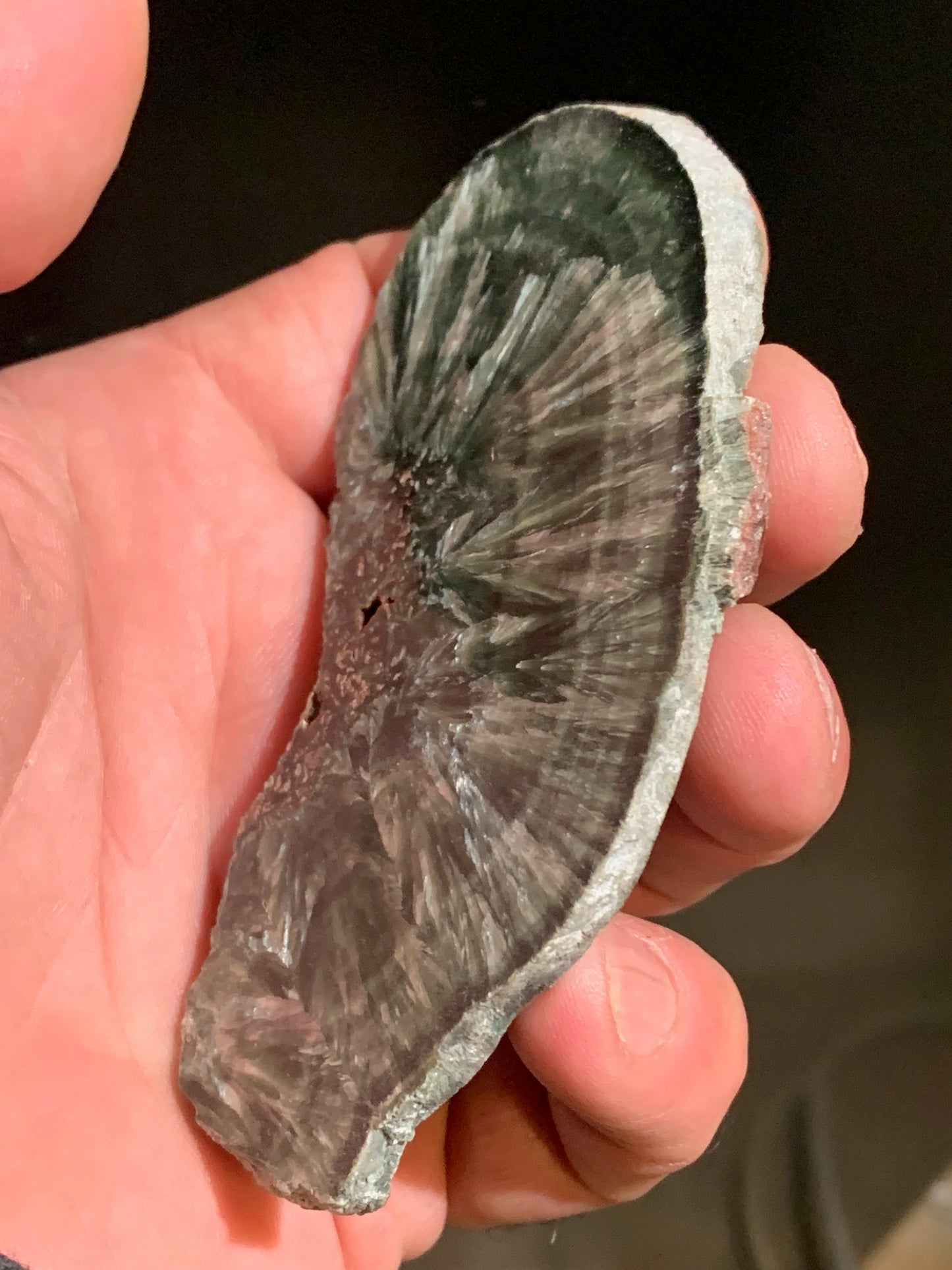 Séraphinite, spécimen avec 1 face polie/ 1 face brute - 100 mm de hauteur x 53 x 5 - 46,7 gr.