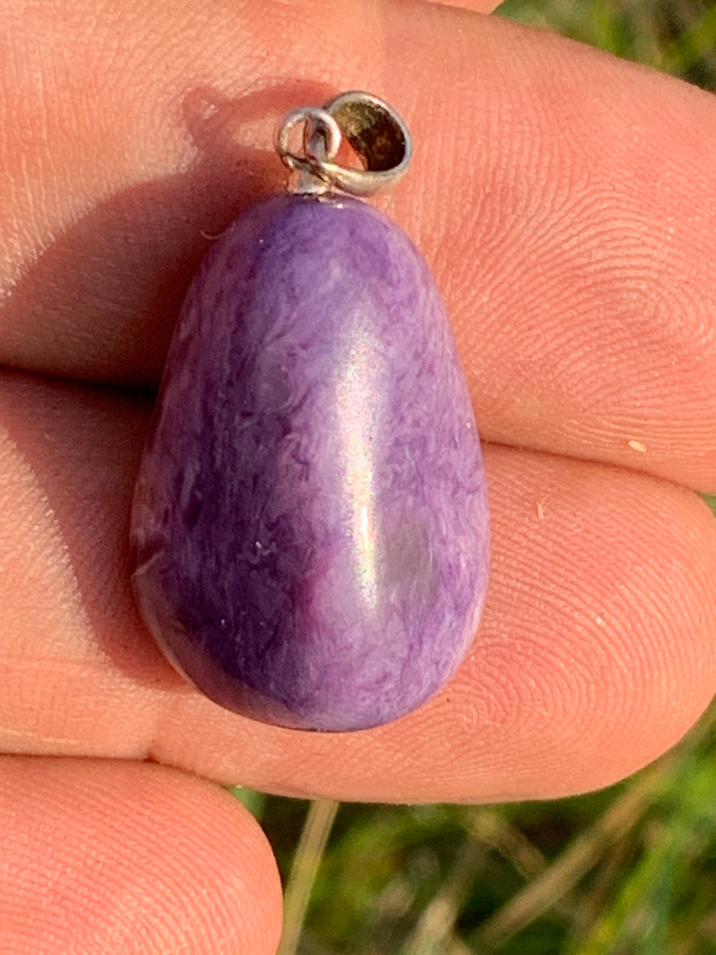 Charoïte, pendentif avec attache Argent de 30mm x 16 x 10. Vendu avec cordon noir réglable !