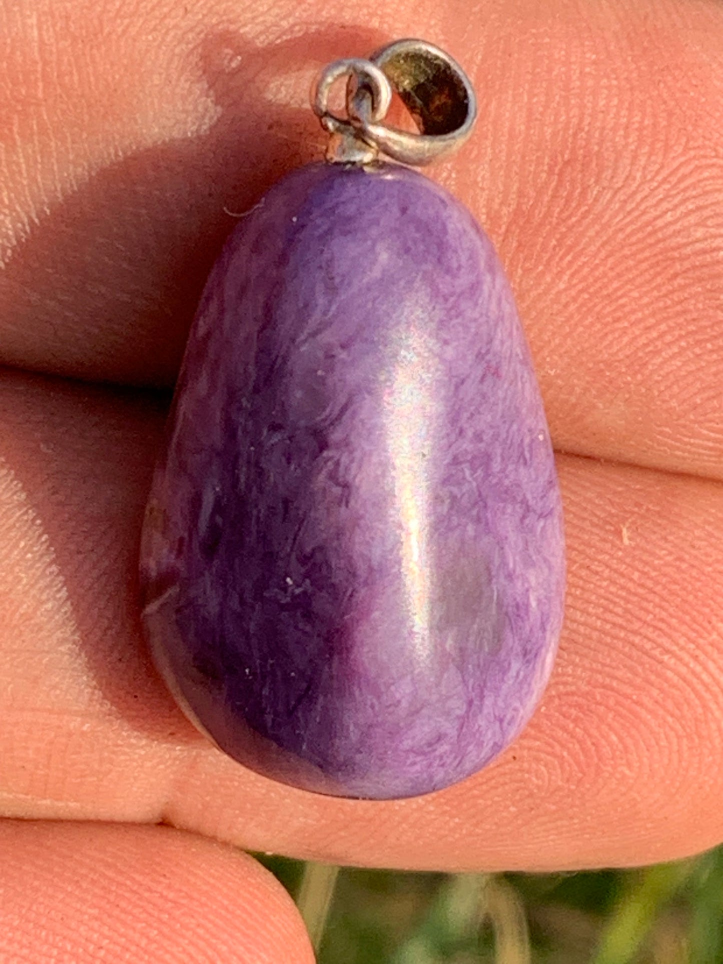 Charoïte, pendentif avec attache Argent de 30mm x 16 x 10. Vendu avec cordon noir réglable !